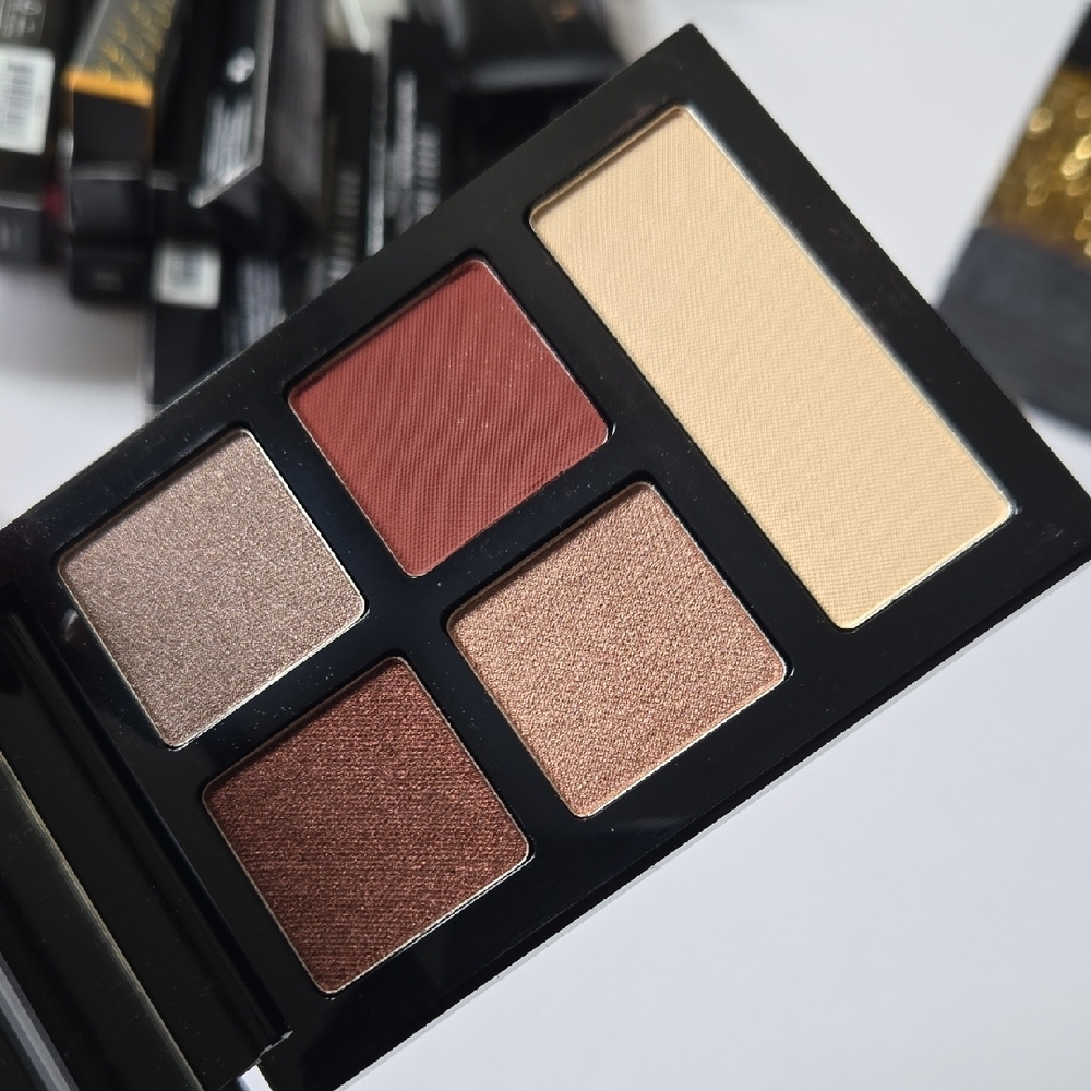 Bobbi Brown The Essential Bold Burgundy Multicolor Eye Shadow Palette - Picture 3 of 6